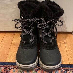 EUC Baretraps Black Winter Boots